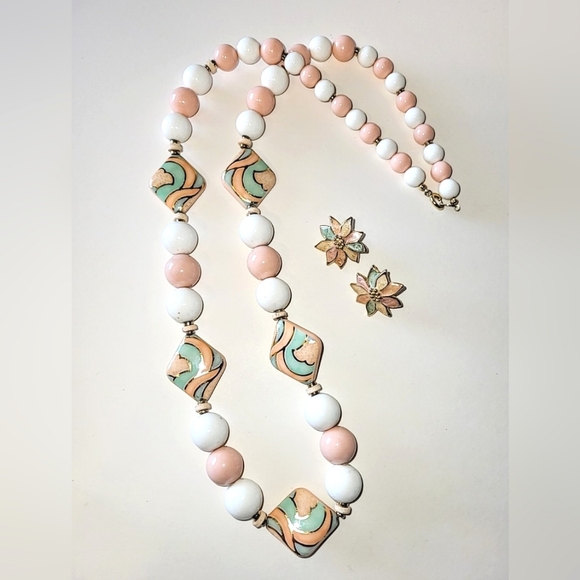 1980s PEACH & IVORY JAPAN ACRYLIC BEAD NECKLACE - ENAMEL PIERCED EARRINGS - Picture 8 of 8